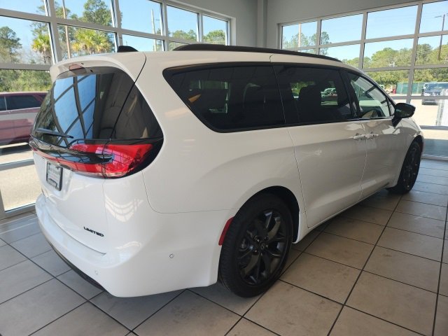 New 2025 Chrysler Pacifica Limited image 9