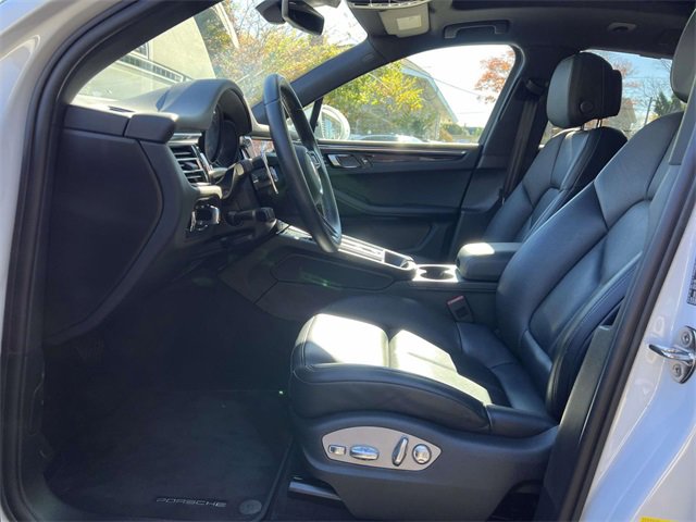 Certified 2022 Porsche Macan image 4