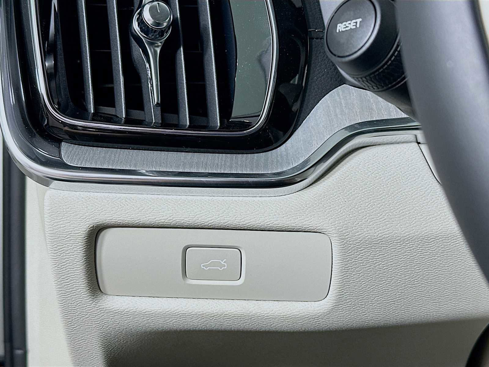 Used 2025 Volvo V60 B5 Cross Country Ultra w/ Climate Package image 10