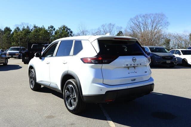 Used 2024 Nissan Rogue SV image 9