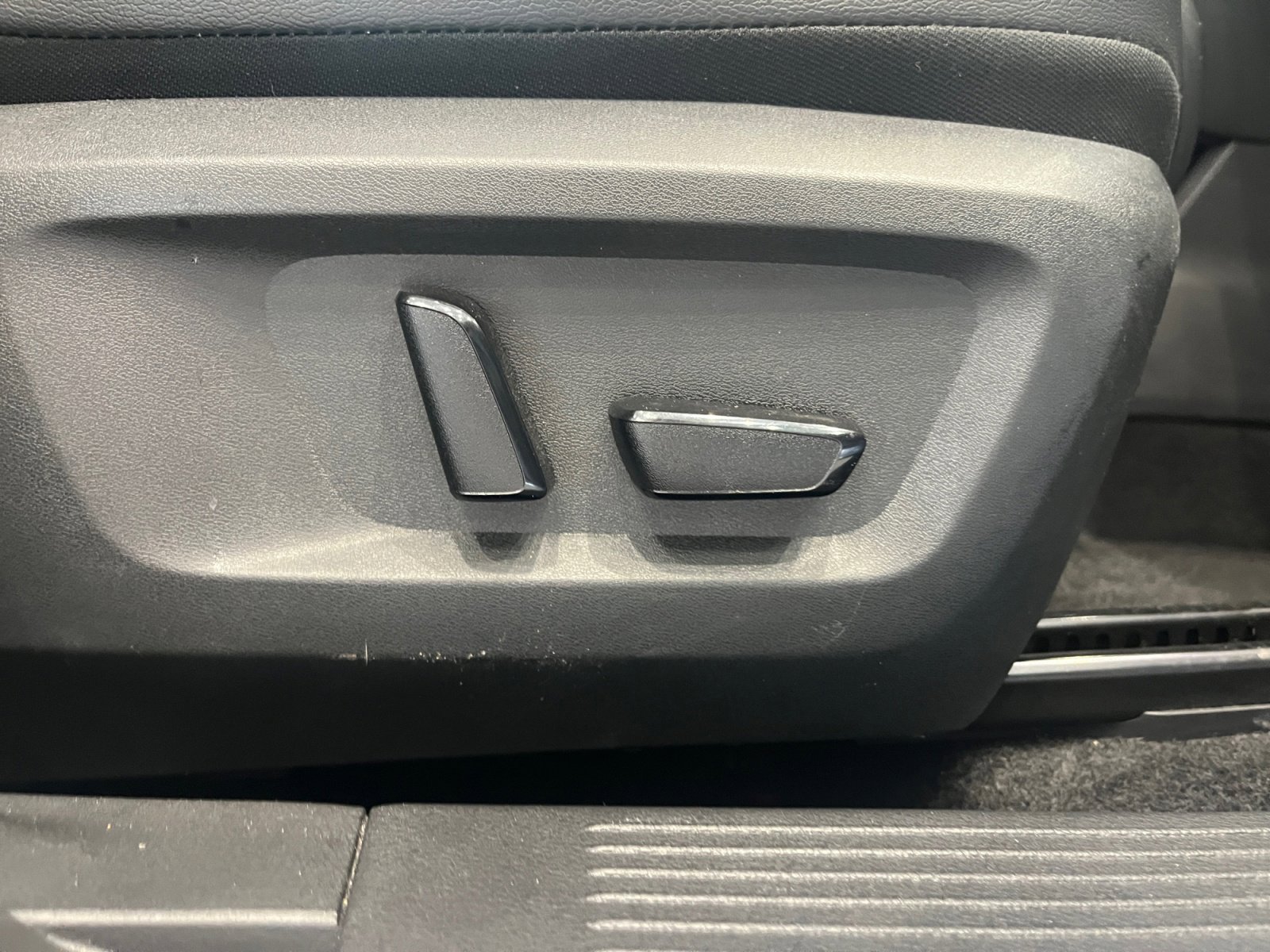 Used 2023 Nissan Rogue SL w/ SL Premium Package image 34