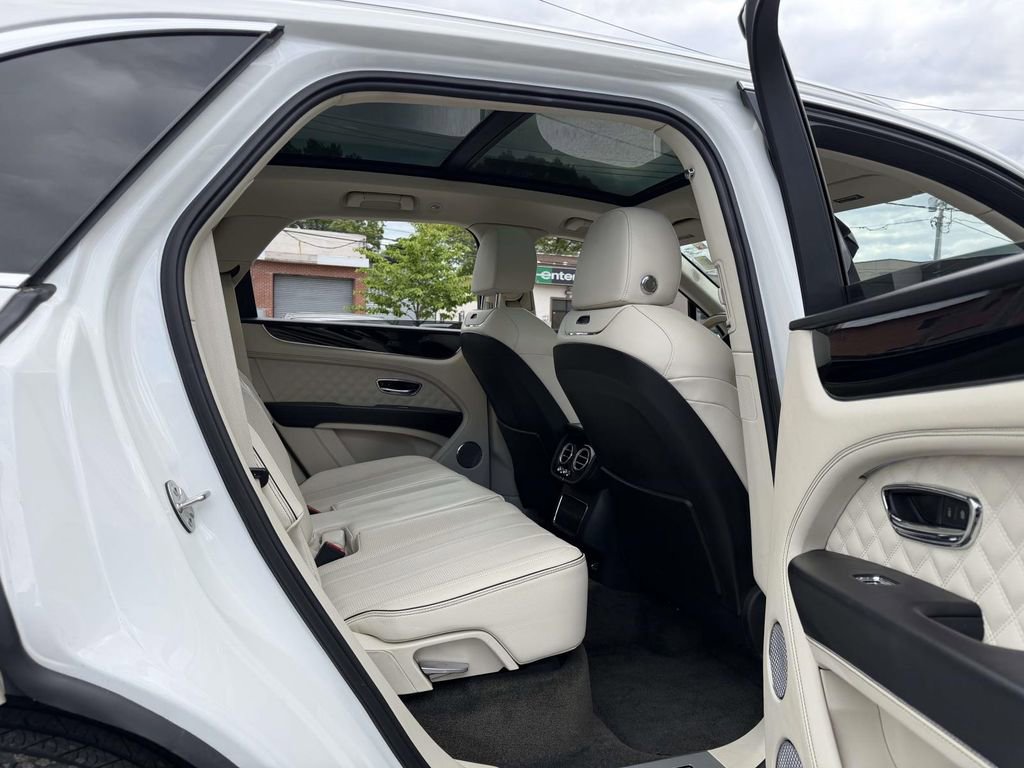 Used 2022 Bentley Bentayga AWD/4WD image 15