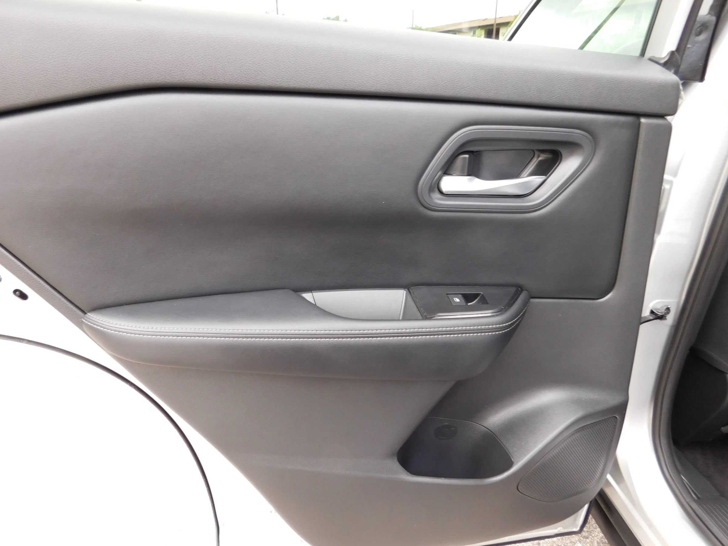 Used 2024 Nissan Rogue SV AWD/4WD image 10