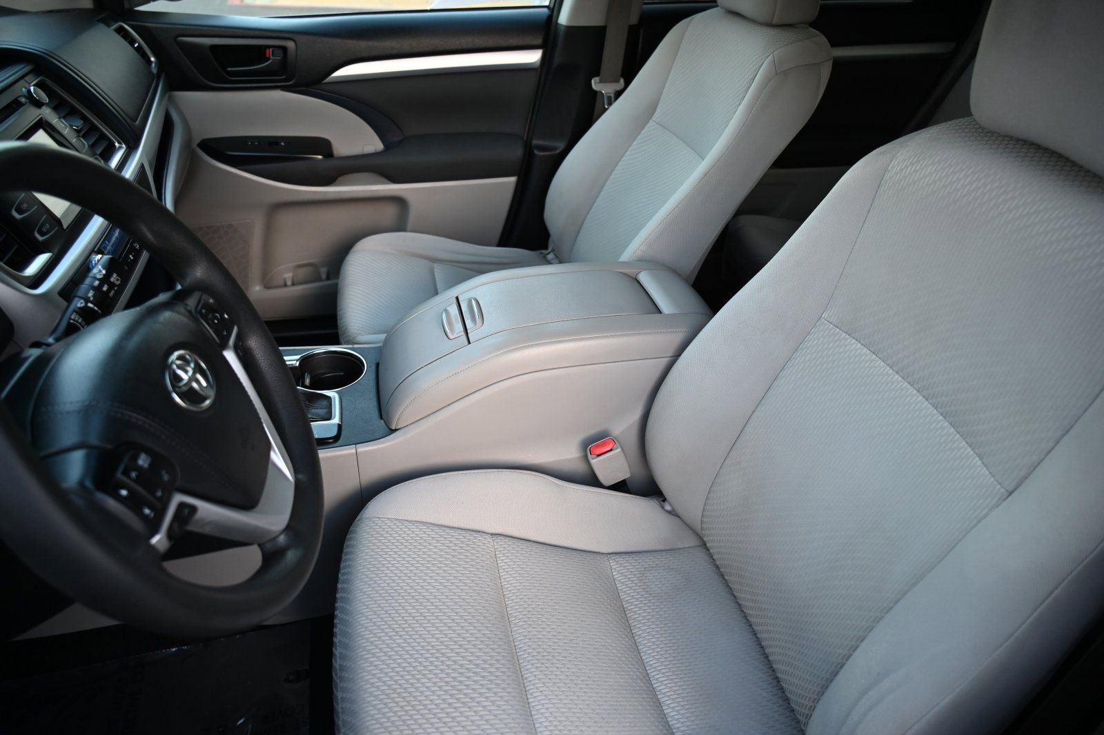 Used 2017 Toyota Highlander LE image 7