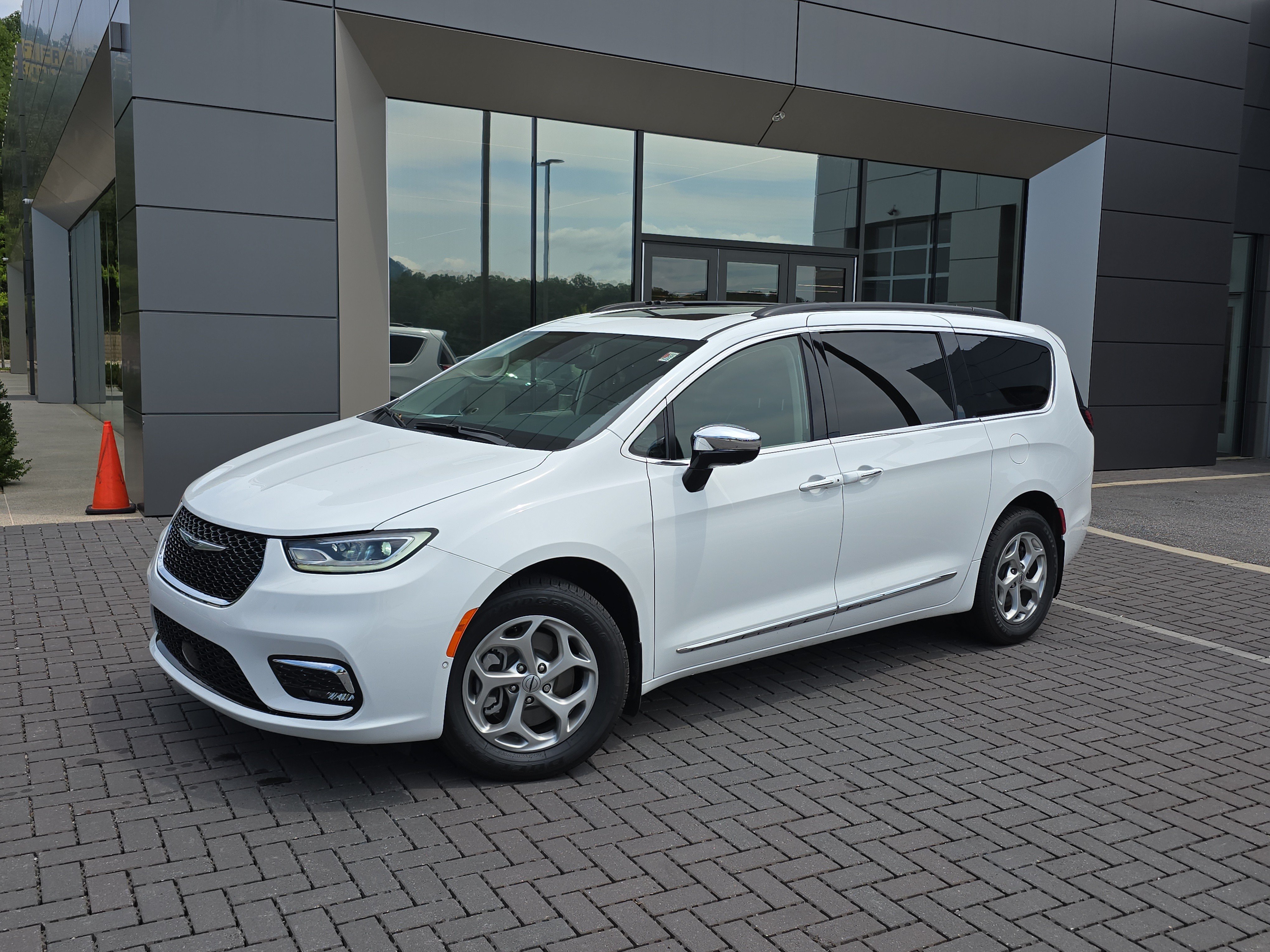 Used 2023 Chrysler Pacifica Limited w/ Uconnect Theater Family Group