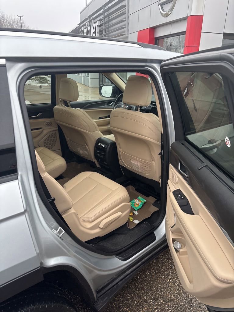 Used 2021 Jeep Grand Cherokee L Limited w/ Luxury Tech Group II image 16