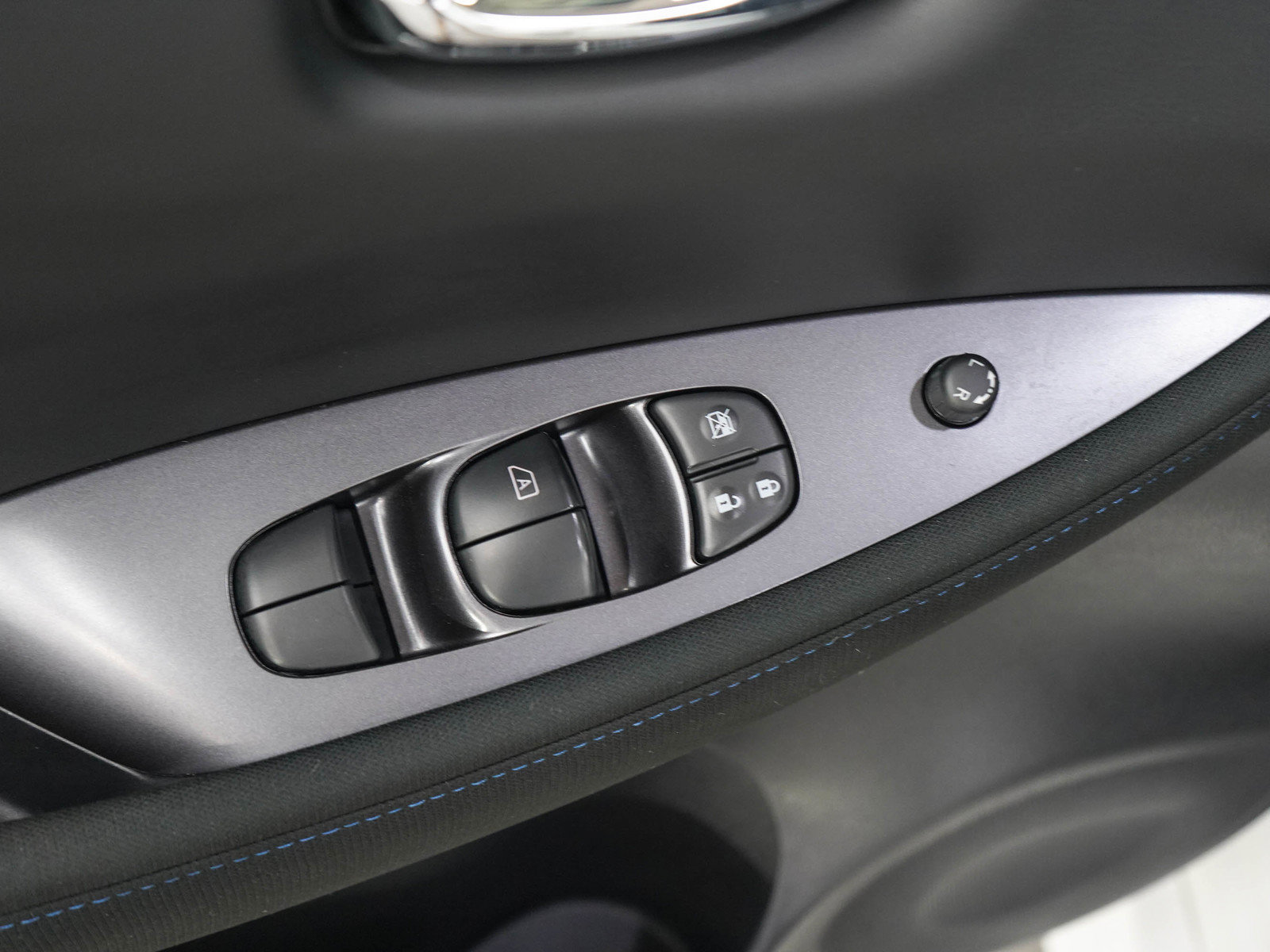 Used 2025 Nissan Leaf S FWD image 19