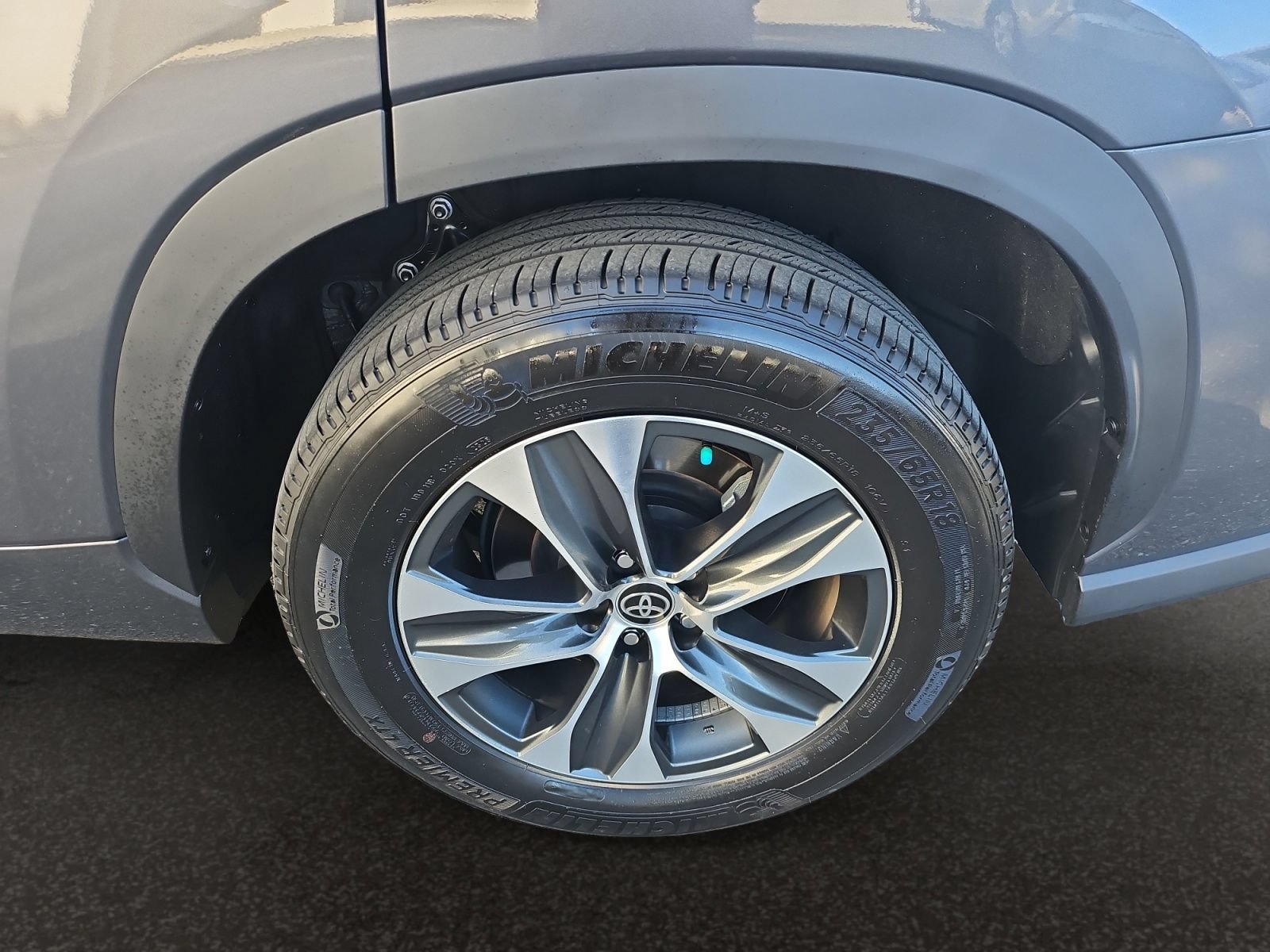 Used 2025 Toyota Highlander XLE FWD image 46