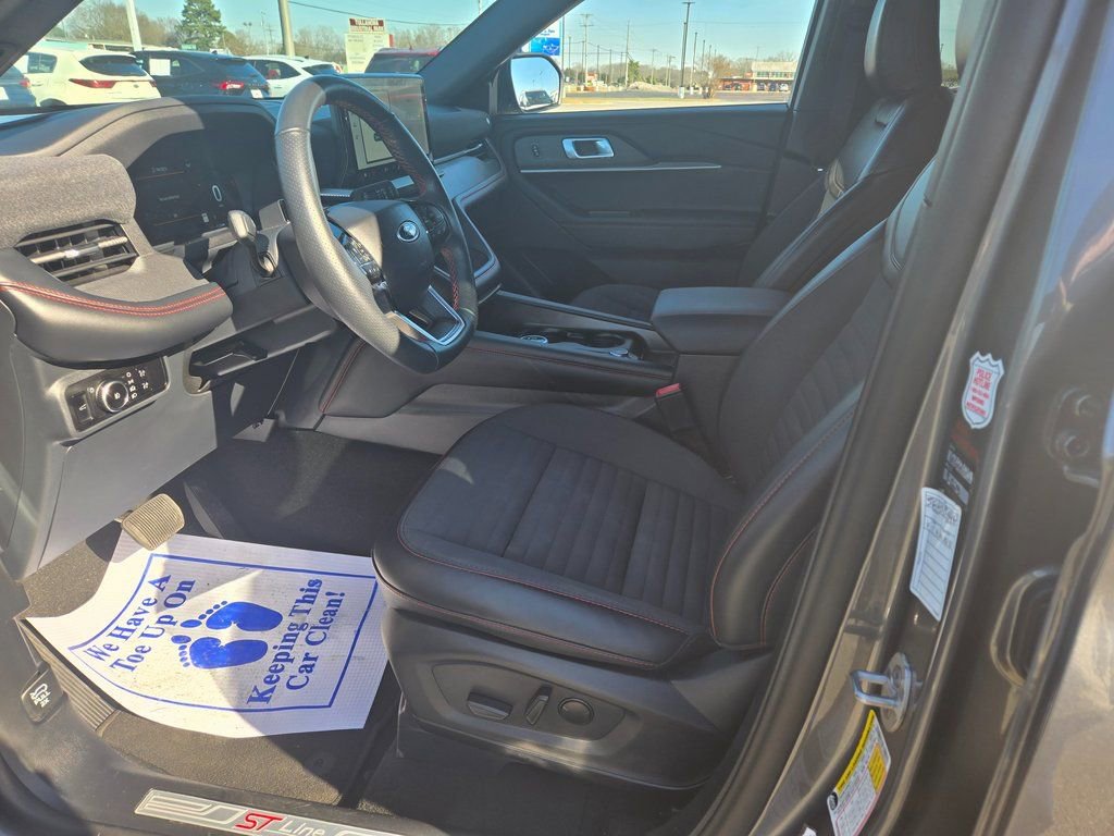 Used 2025 Ford Explorer ST-Line w/ ST-Line Street Pack image 7