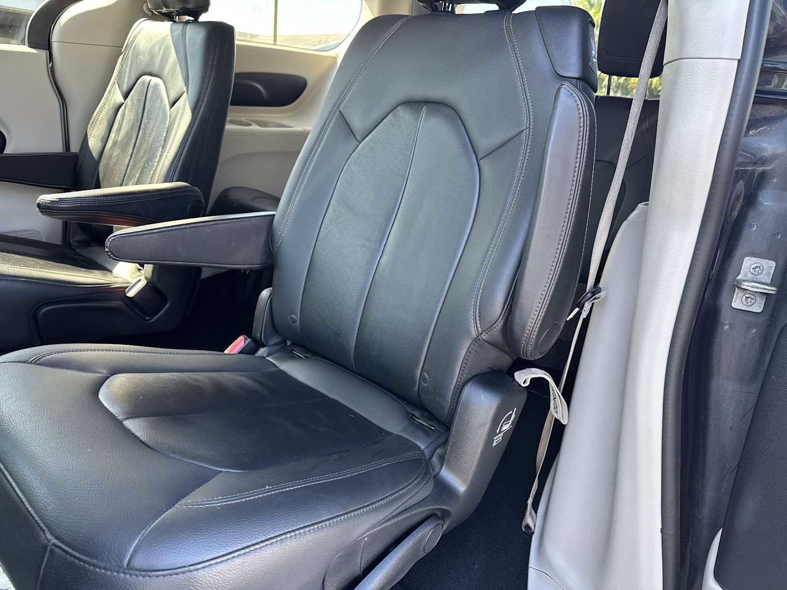 Used 2017 Chrysler Pacifica Touring-L FWD image 19