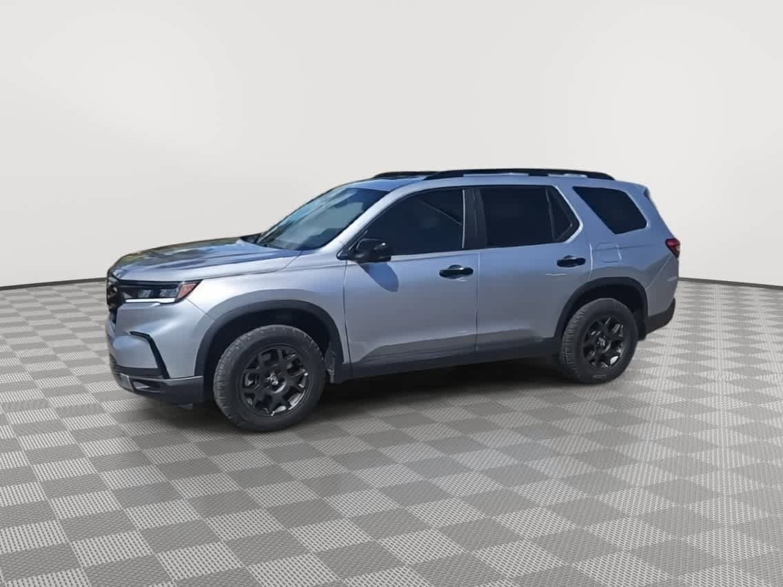 Certified 2025 Honda Pilot TrailSport image 4