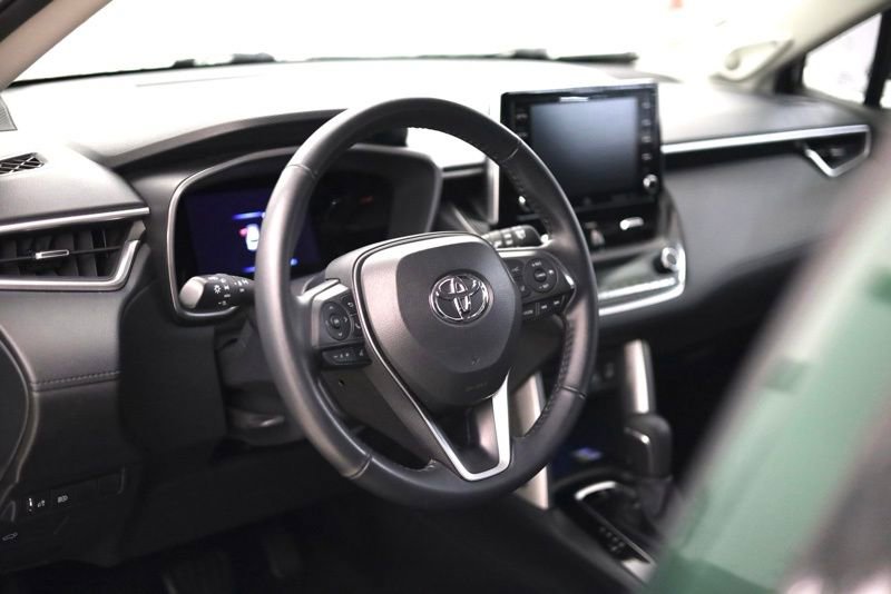 Used 2022 Toyota Corolla Cross XLE w/ Convenience Package image 12