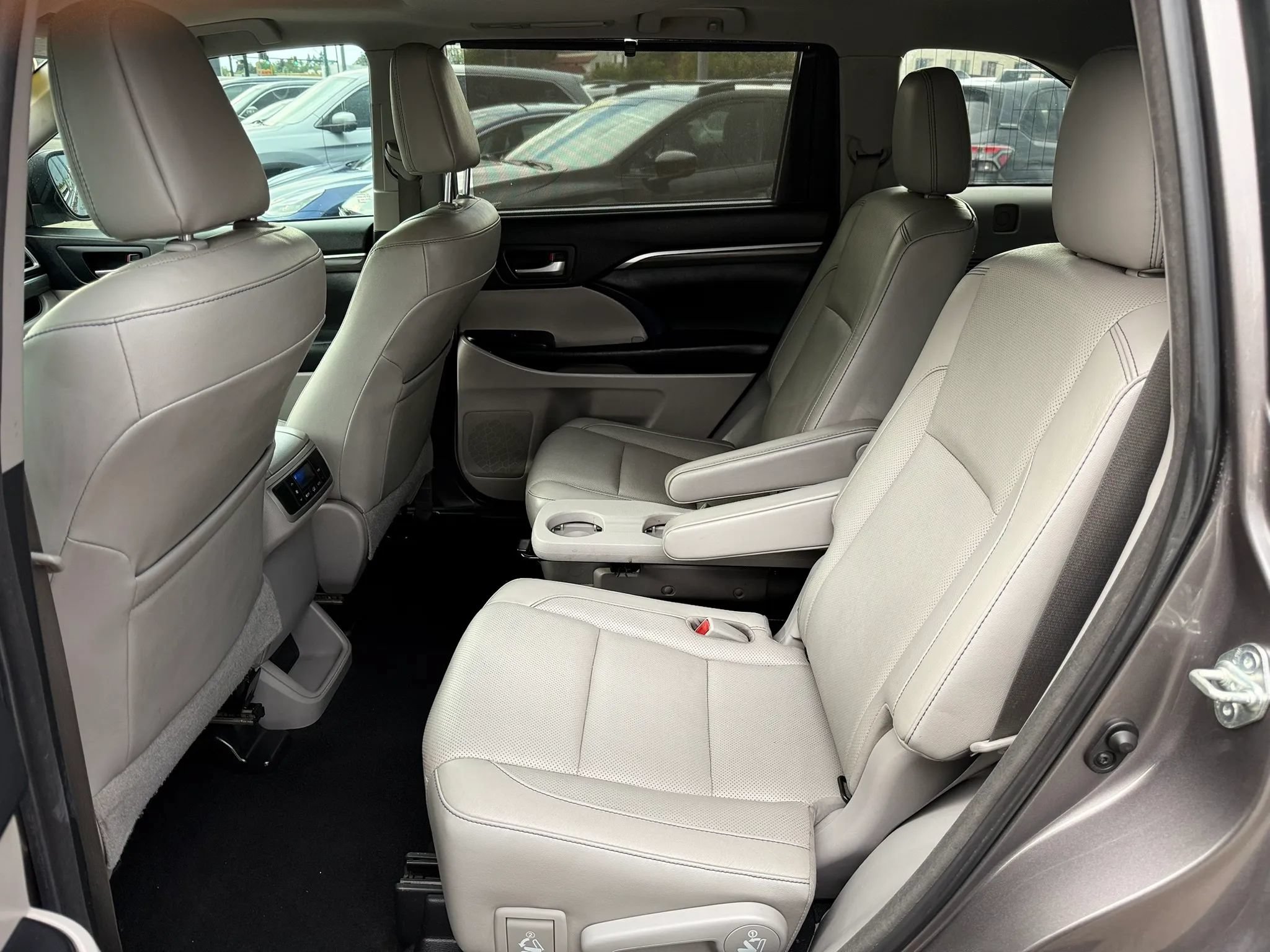 Used 2018 Toyota Highlander Limited w/ Carpet Mat Package (TMS) AWD/4WD image 16