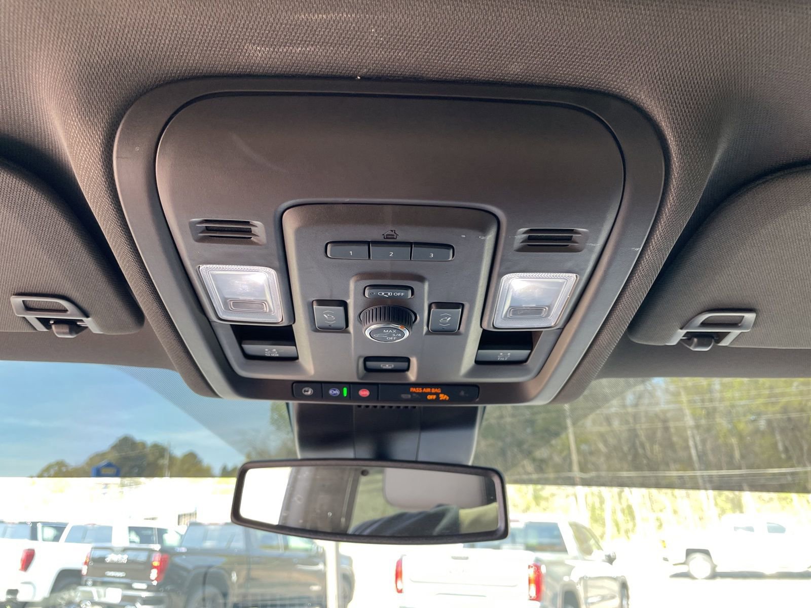 Used 2024 GMC Yukon SLT w/ SLT Luxury Package image 21