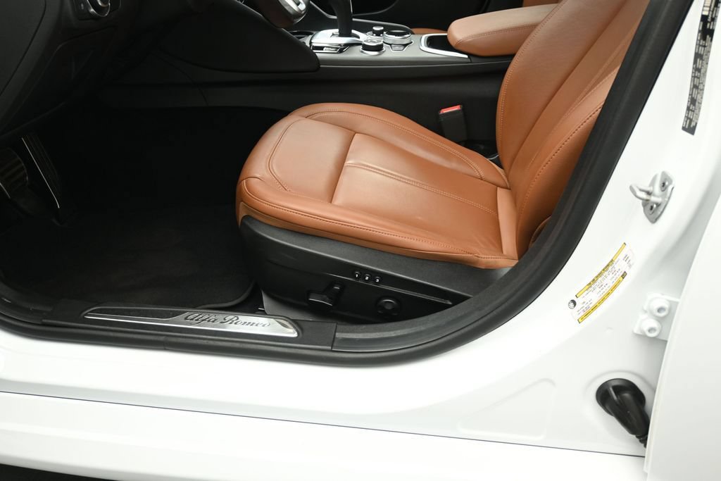 Used 2022 Alfa Romeo Giulia Ti RWD image 8