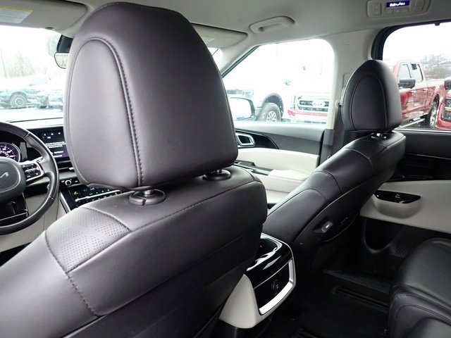 Used 2024 Kia Carnival EX image 16