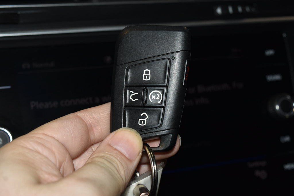 Used 2024 Volkswagen Tiguan SE R-Line AWD/4WD image 18