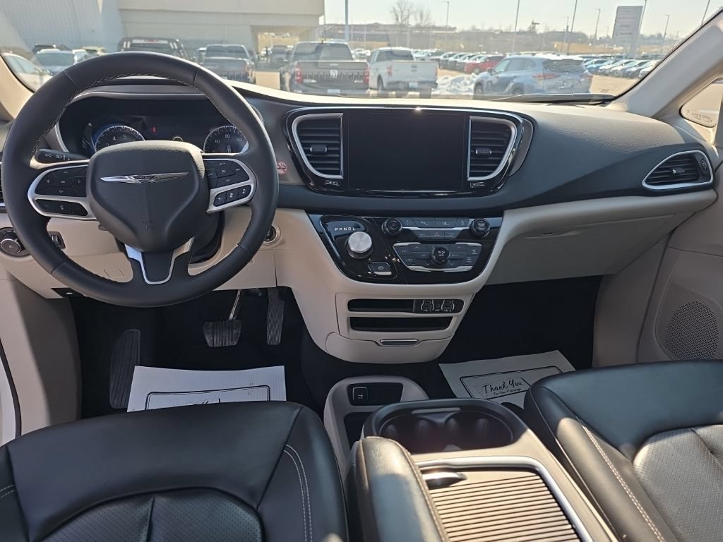 Used 2024 Chrysler Pacifica Touring-L FWD image 13