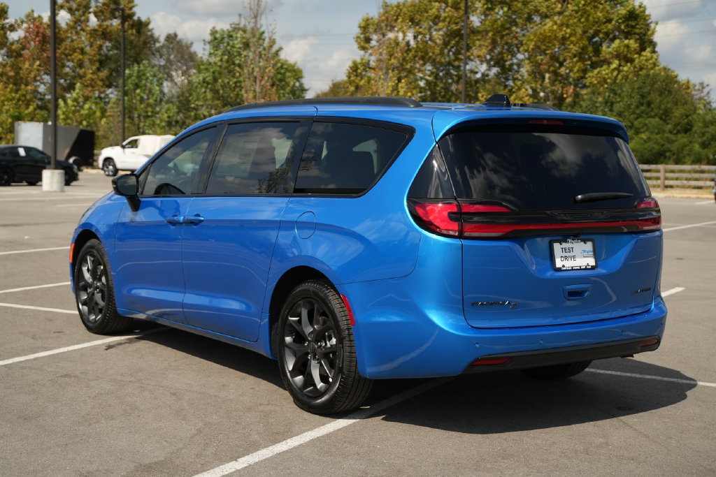 New 2027 Chrysler Pacifica Limited FWD image 5