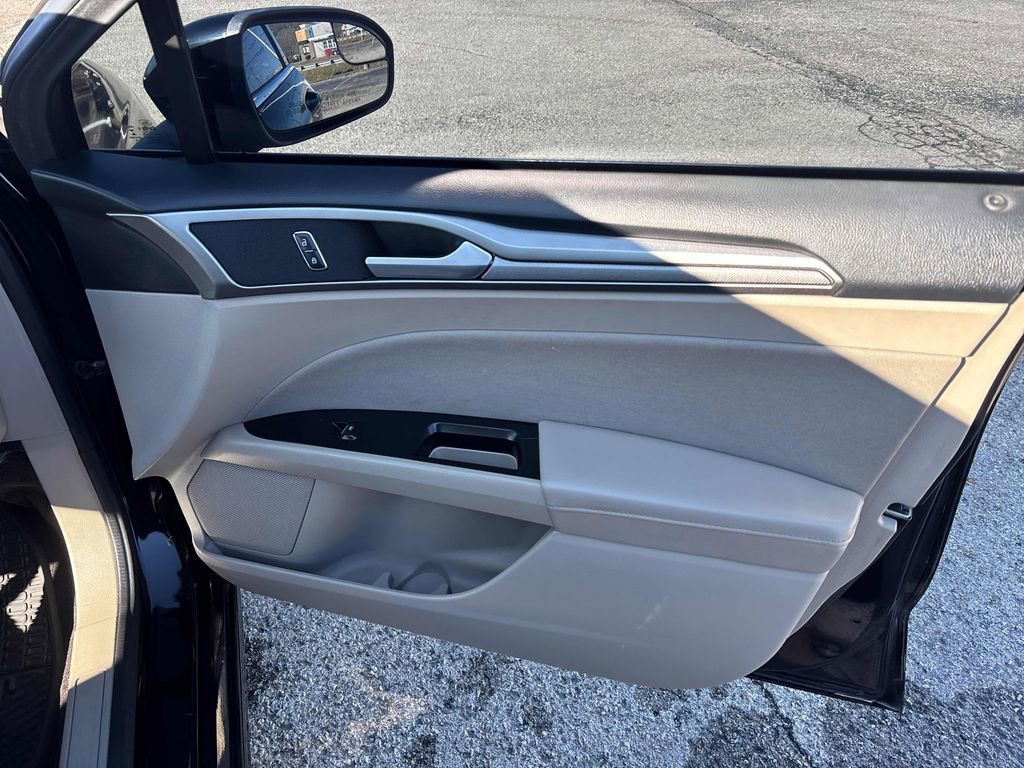 Used 2017 Ford Fusion SE w/ Fusion SE Technology Package image 45