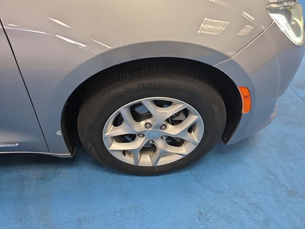 Used 2020 Chrysler Pacifica Limited FWD image 4