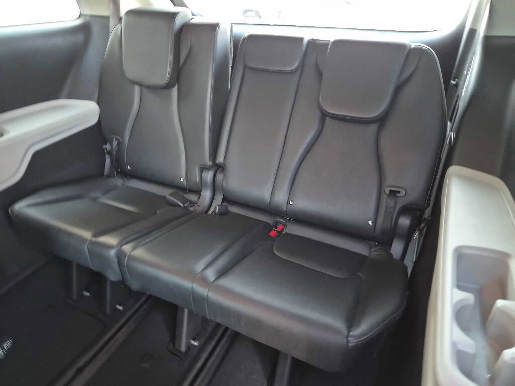 Used 2024 Kia Carnival LX image 11