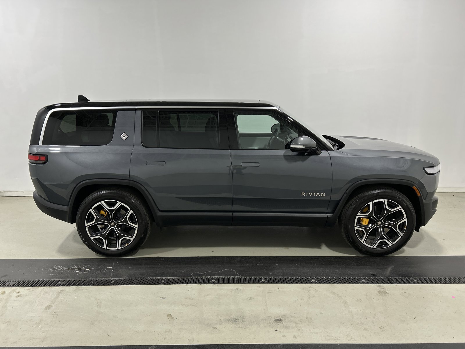 Used 2024 Rivian R1S Adventure AWD/4WD image 6