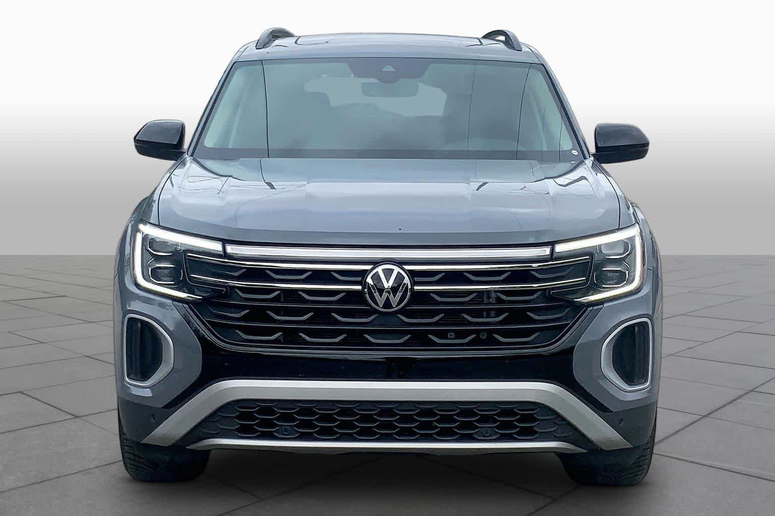 Used 2024 Volkswagen Atlas Peak Edition SE AWD/4WD image 4