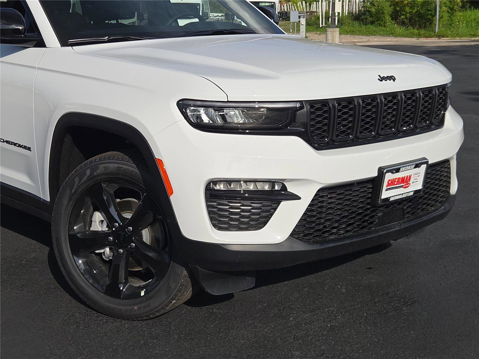 New 2025 Jeep Grand Cherokee Limited w/ Black Appearance Package image 2
