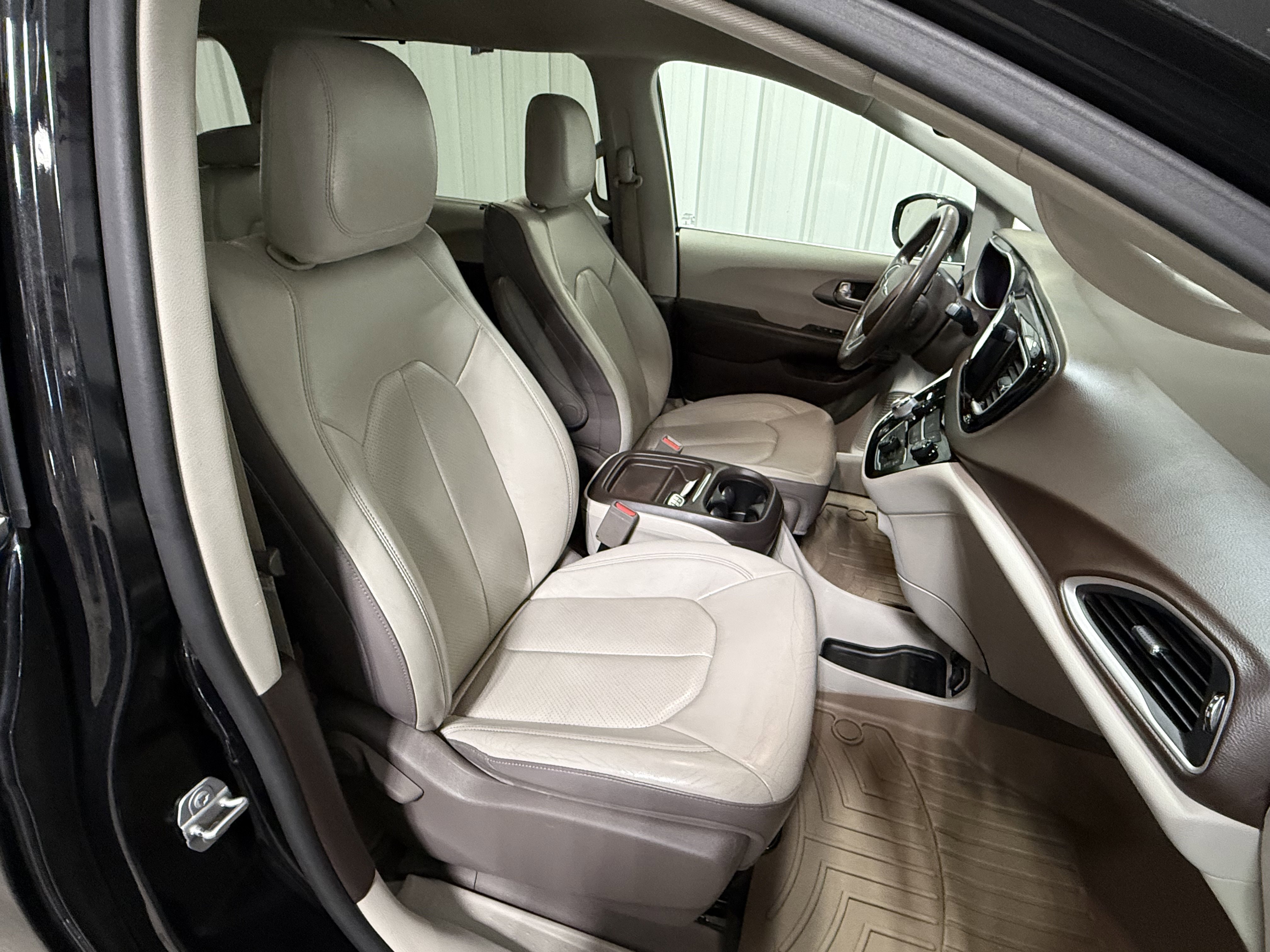 Used 2018 Chrysler Pacifica Touring-L FWD image 10