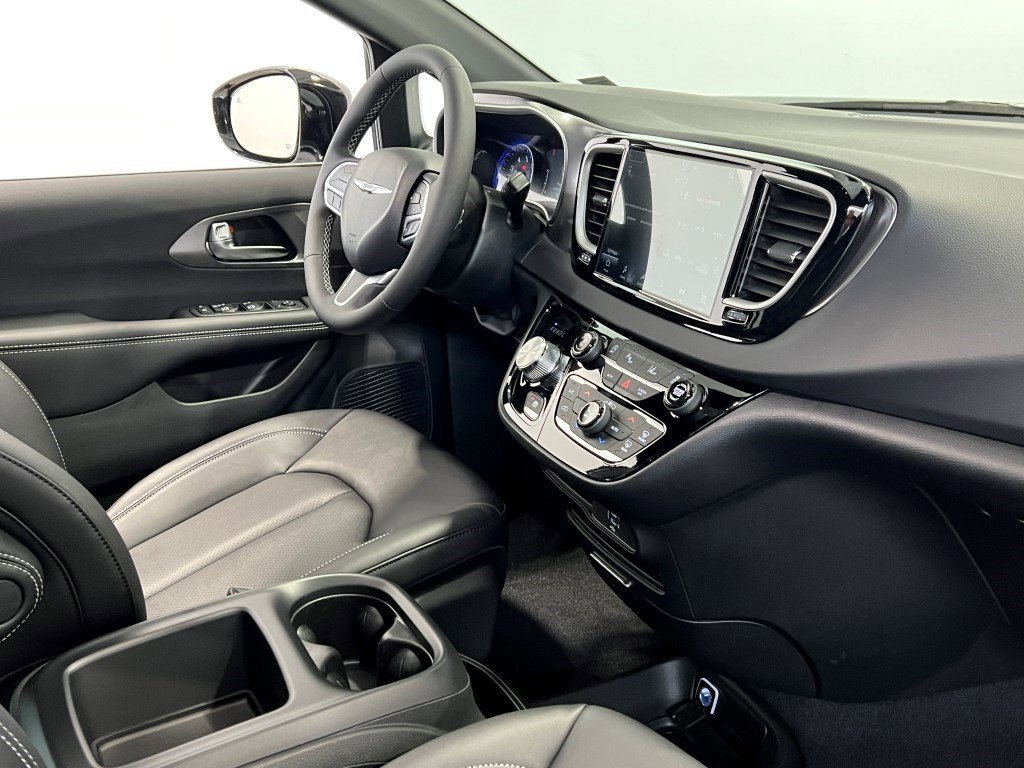 New 2026 Chrysler Voyager LX image 10