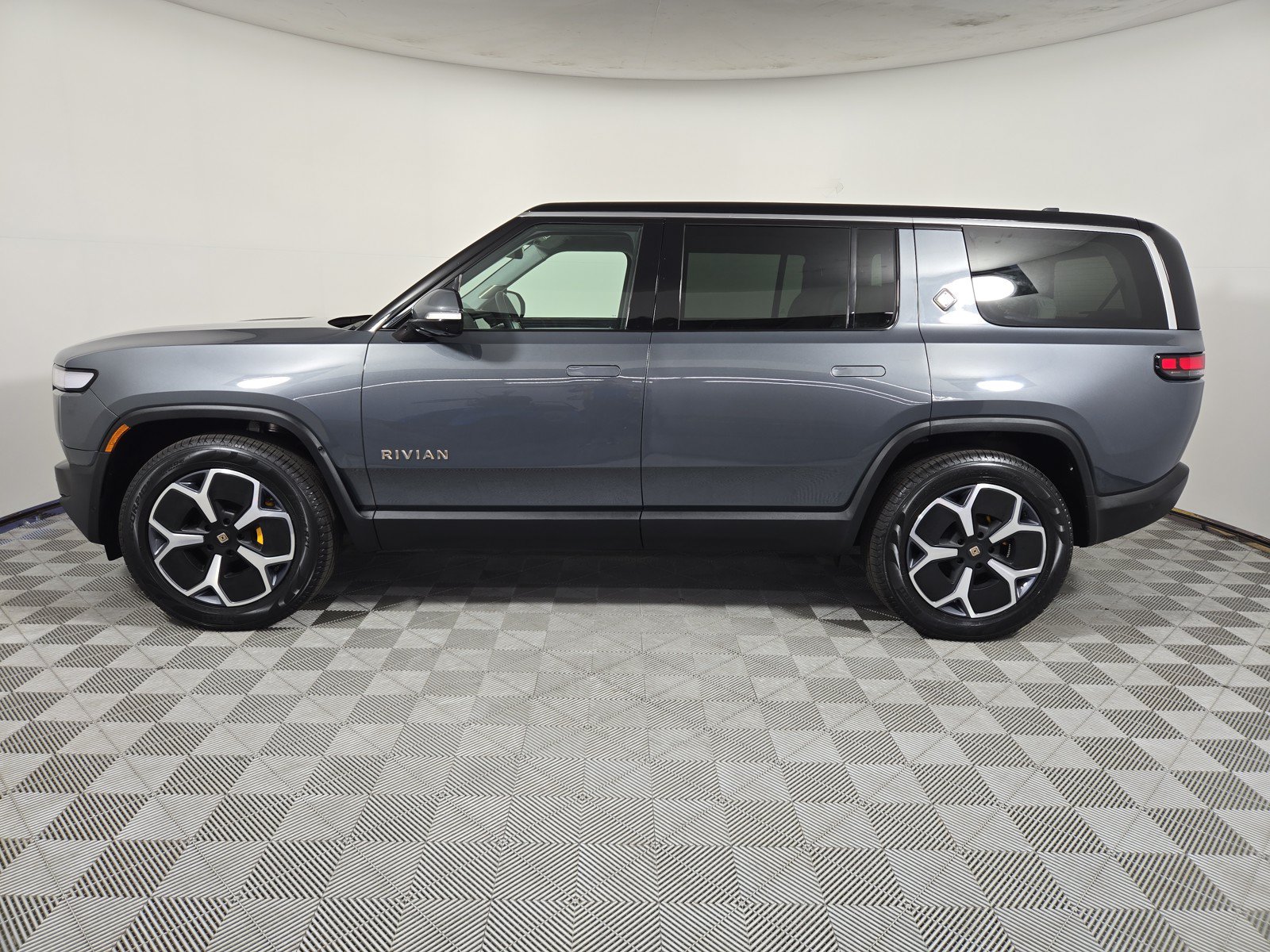 Used 2024 Rivian R1S Adventure AWD/4WD image 2