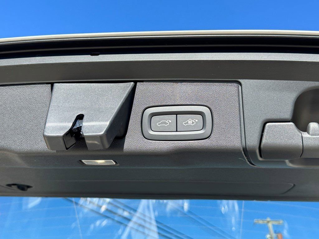 New 2026 Volvo XC60 B5 Plus w/ Protection Package Premier AWD/4WD image 16
