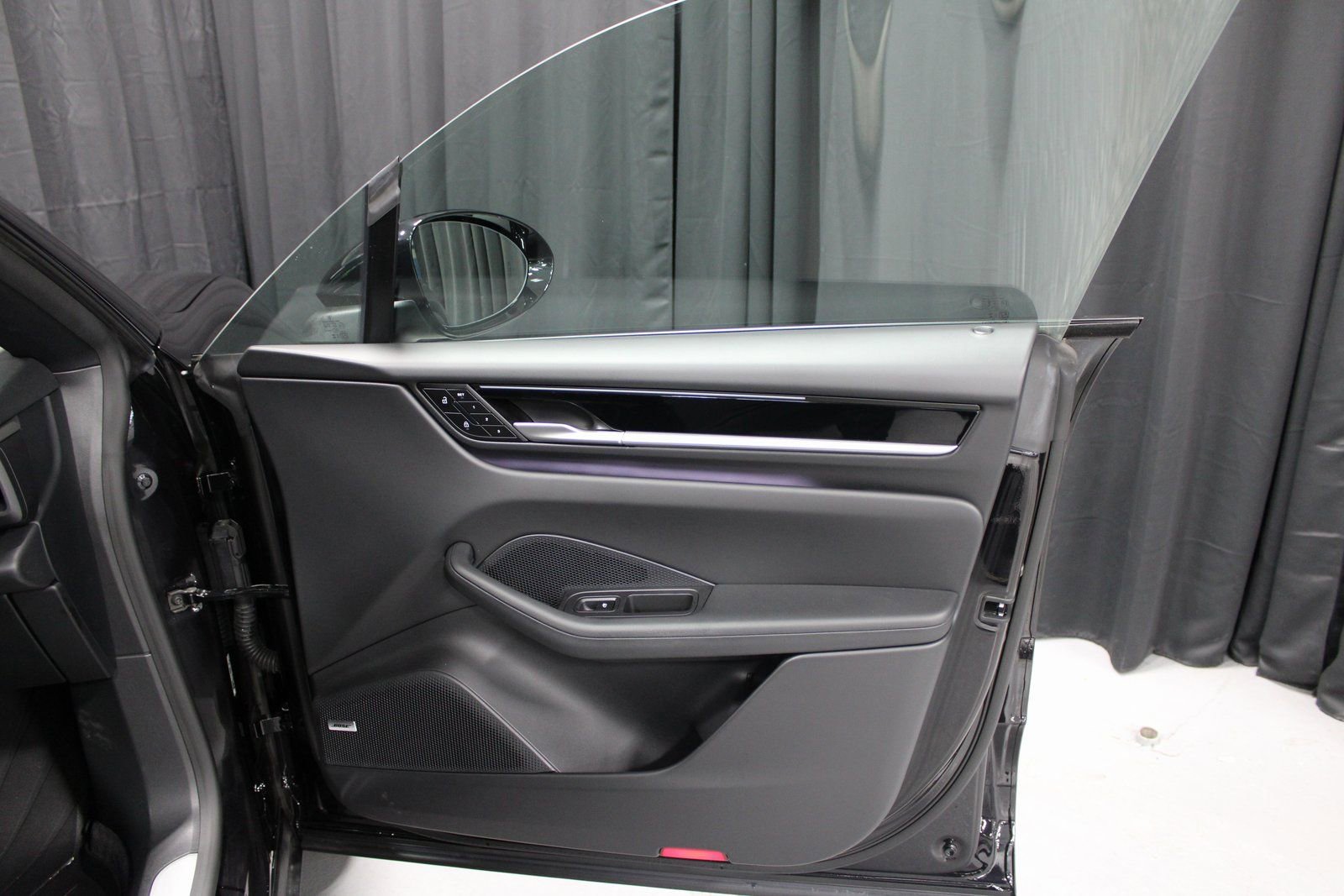 Certified 2025 Porsche Macan Electric image 22