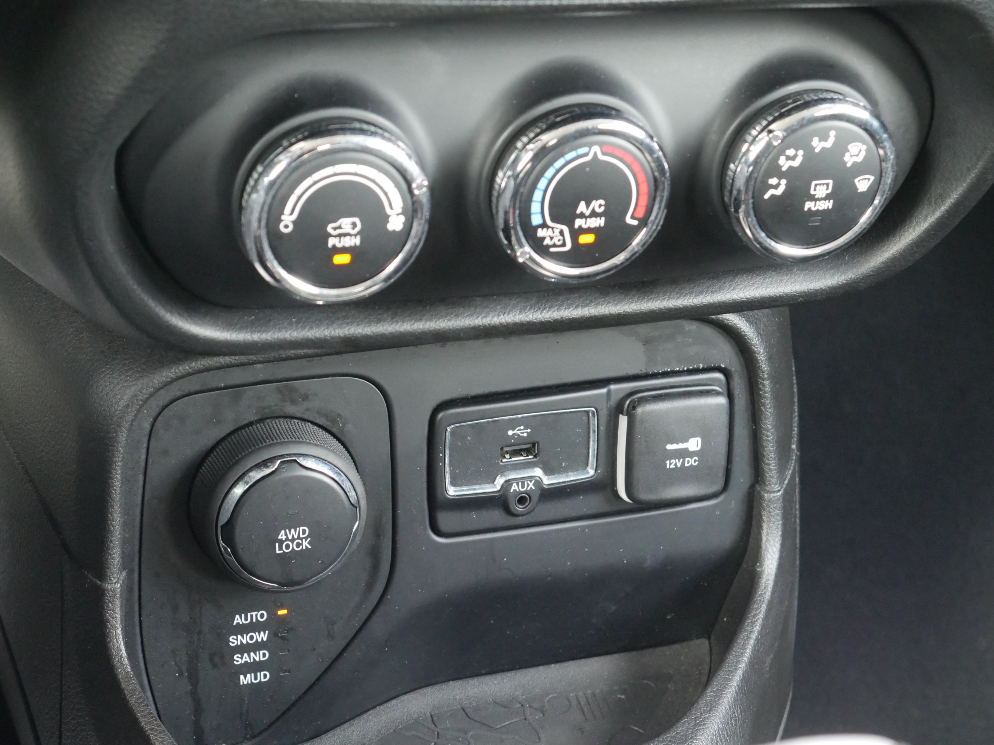 Used 2017 Jeep Renegade Latitude AWD/4WD image 13