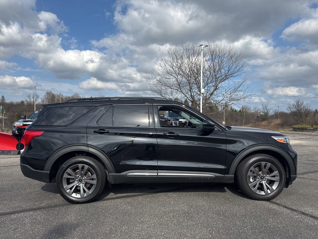 Used 2022 Ford Explorer XLT w/ Equipment Group 202A image 3