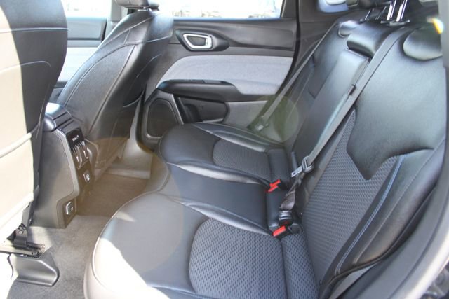 Used 2025 Jeep Compass Latitude image 36