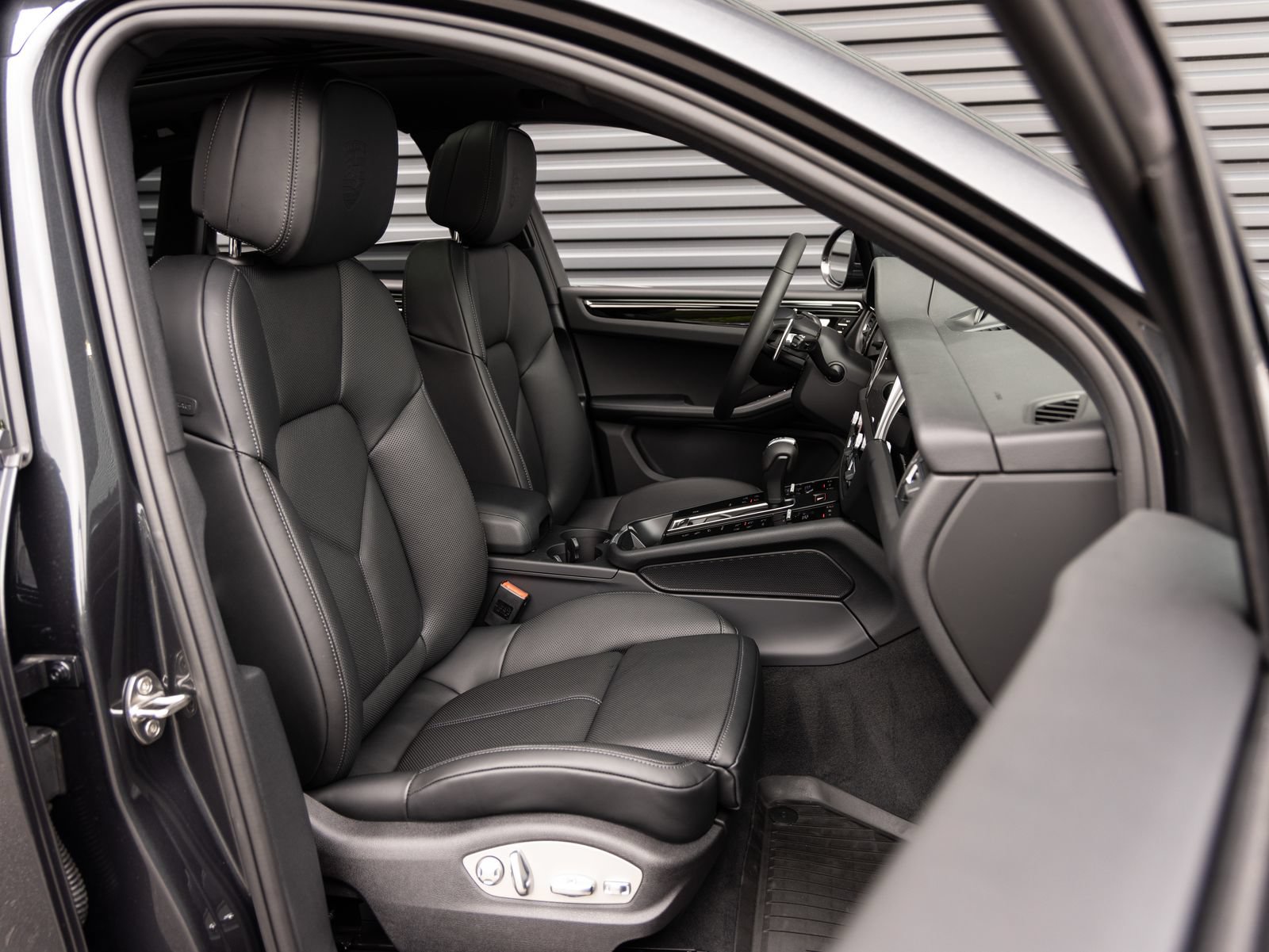 Certified 2026 Porsche Macan AWD/4WD image 33