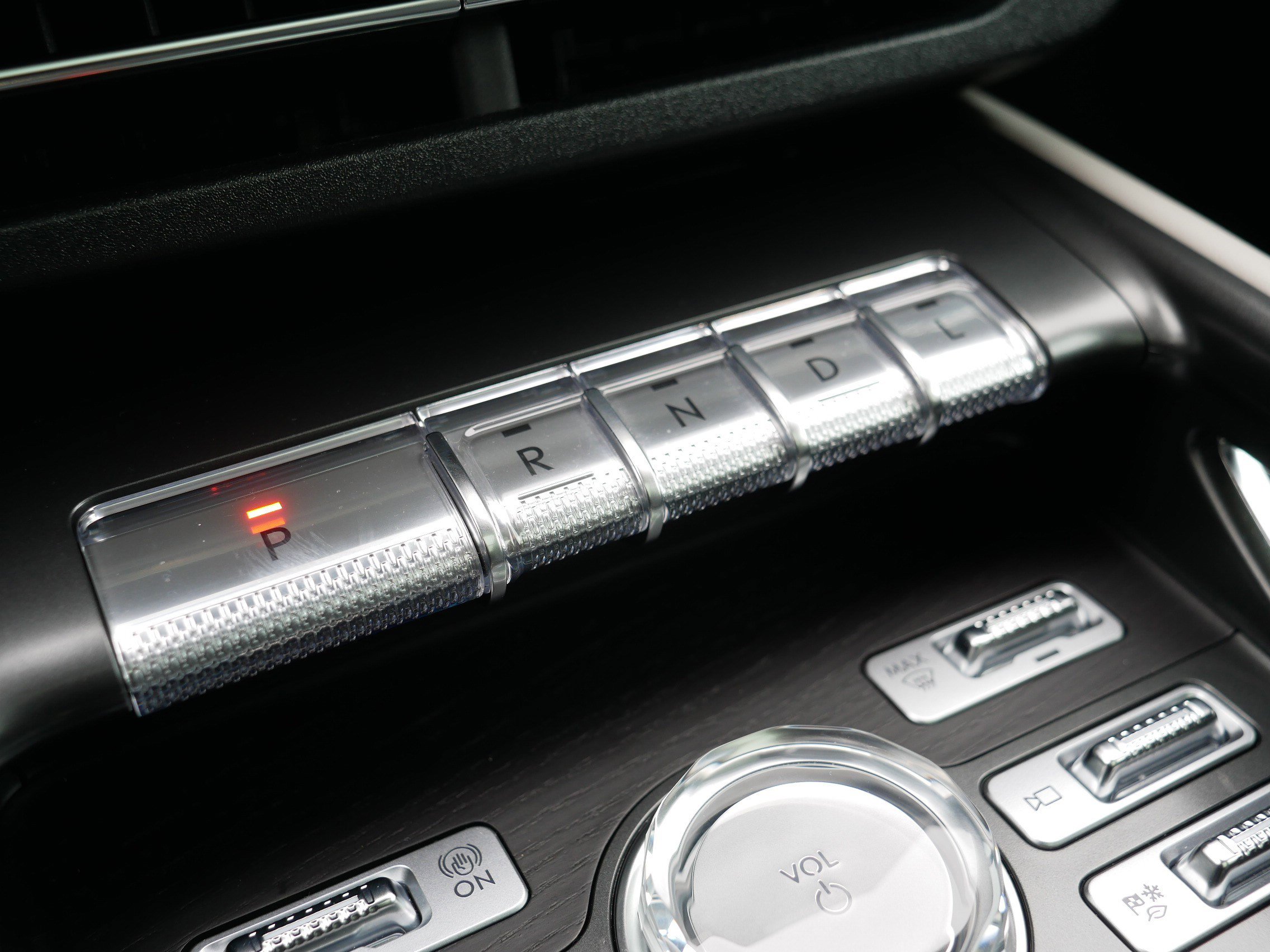 Used 2025 Lincoln Nautilus Reserve image 24