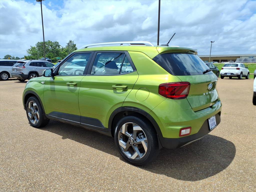 Used 2024 Hyundai Venue SEL FWD image 3