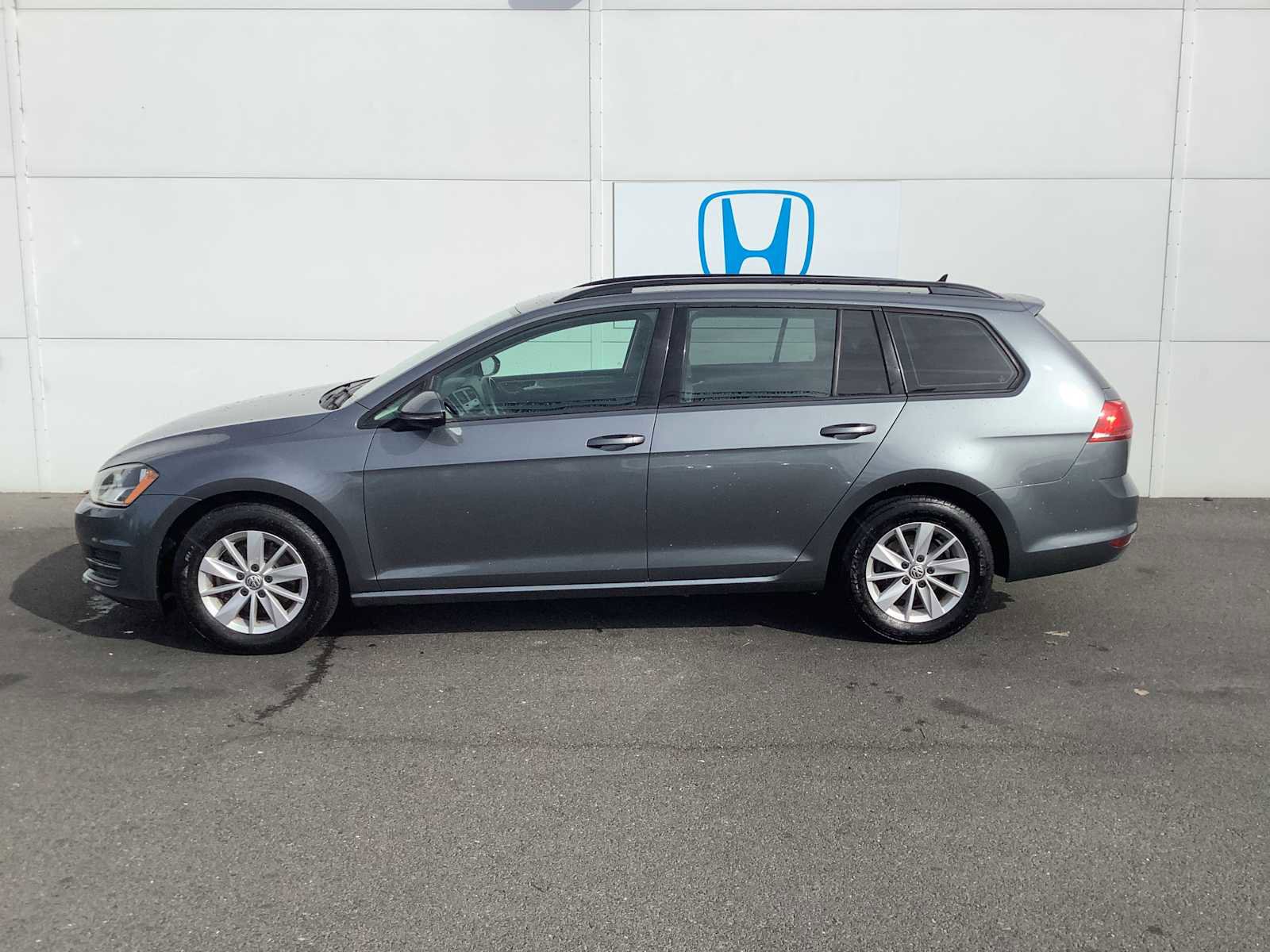 Used 2016 Volkswagen Golf S image 2