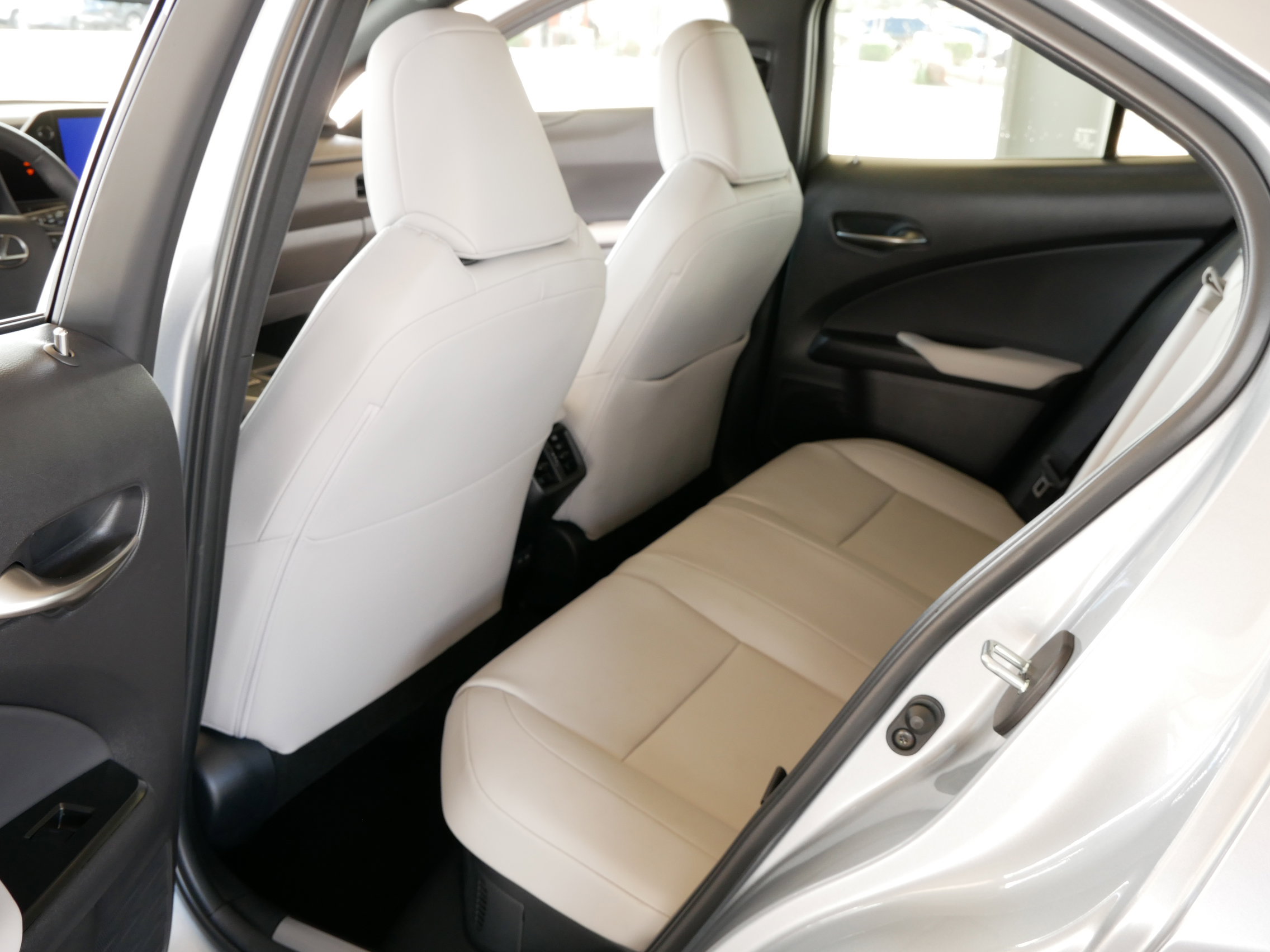 Used 2025 Lexus UX 300h FWD w/ Accessory Package (Z2) image 22