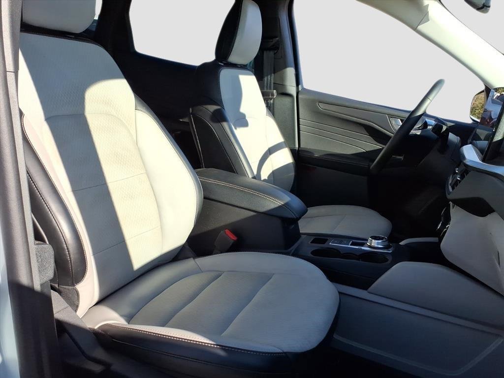 Used 2025 Ford Escape SE image 11