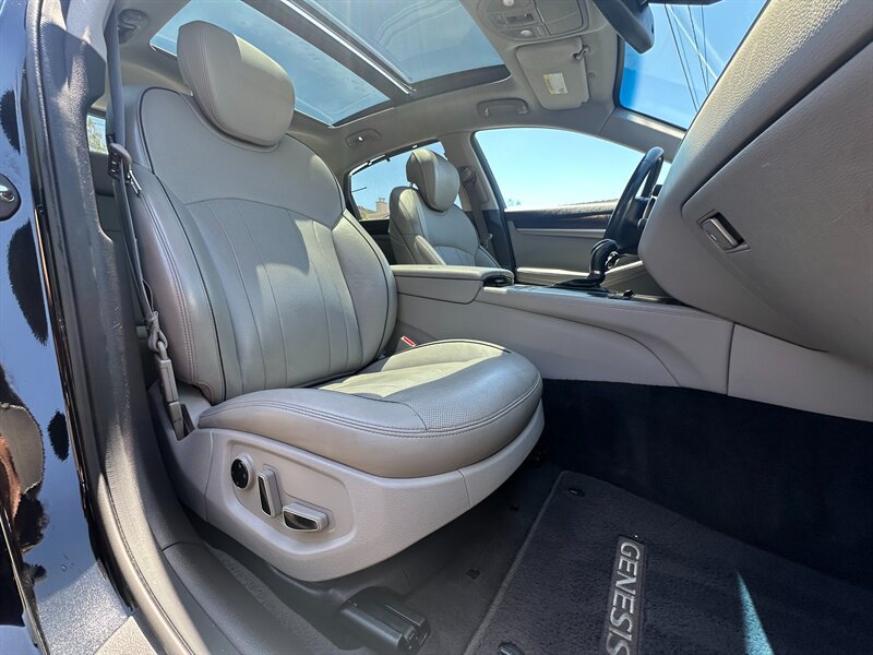 Used 2015 Hyundai Genesis 5.0 RWD image 13