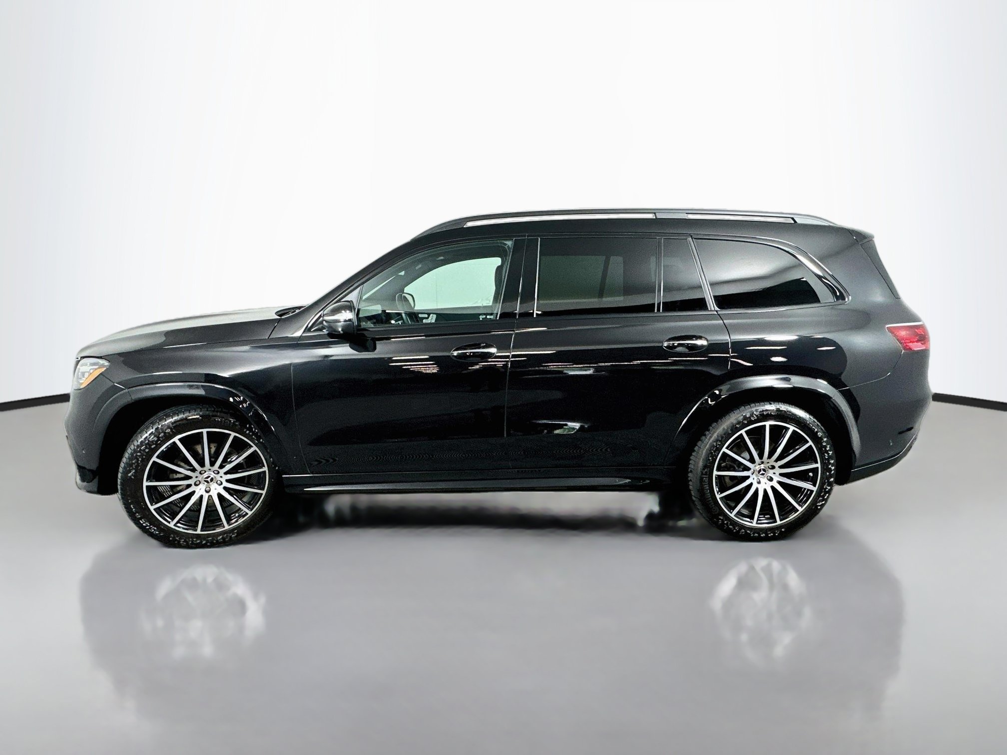 Certified 2025 Mercedes-Benz GLS 450 4MATIC image 4