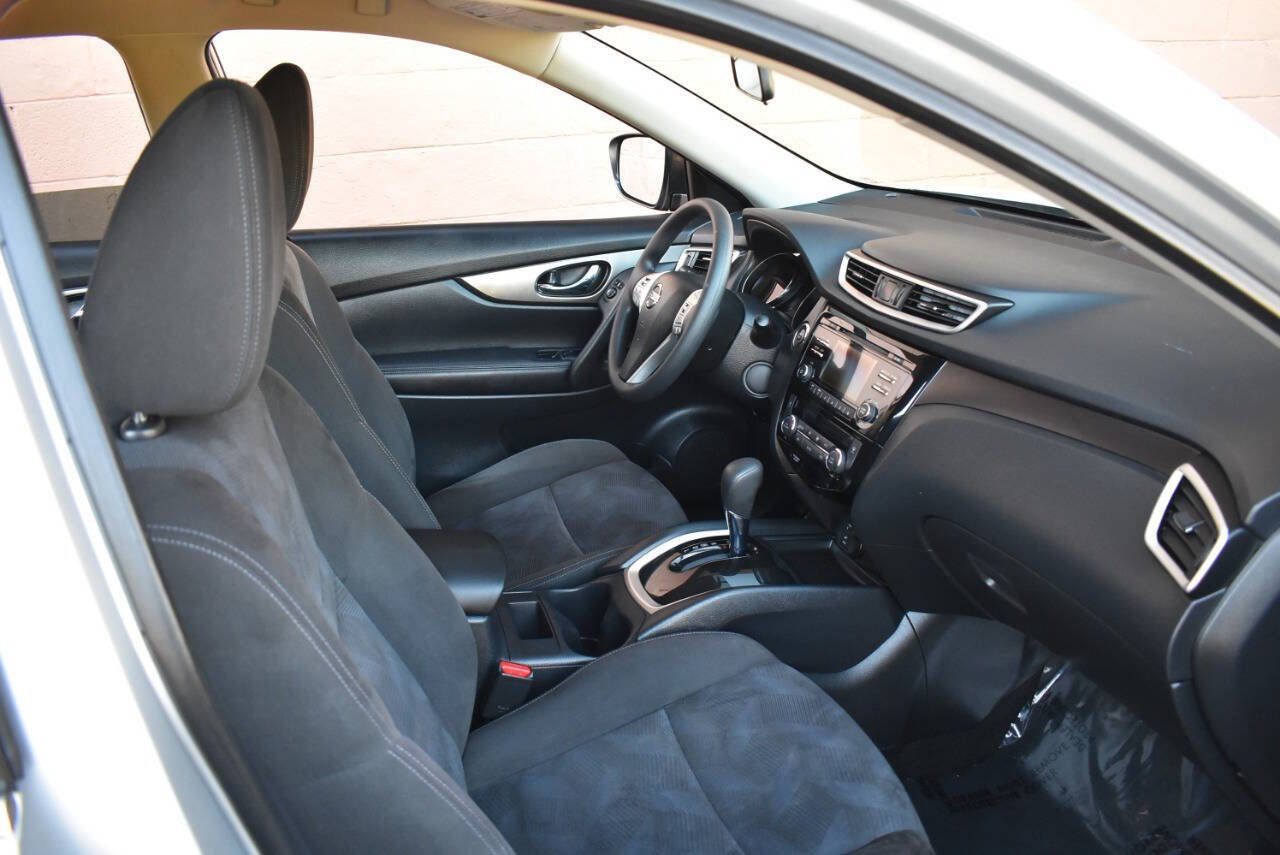 Used 2015 Nissan Rogue SV AWD/4WD image 16