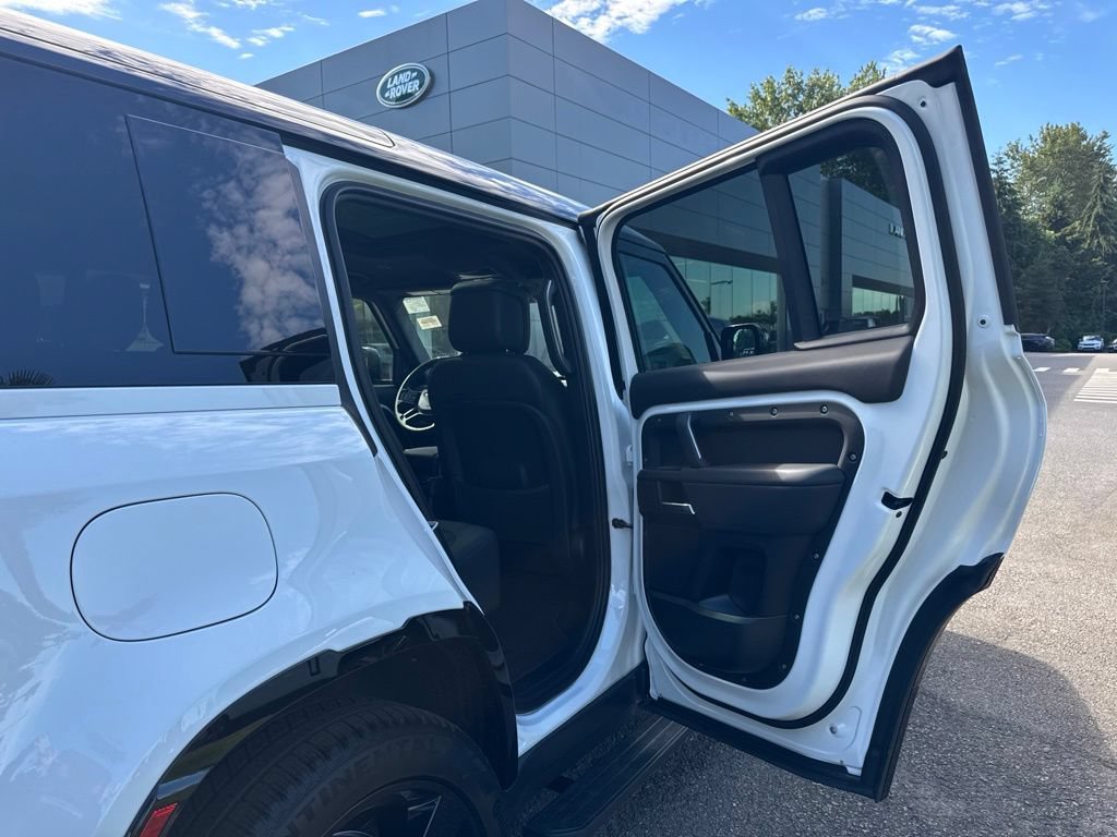 New 2026 Land Rover Defender 110 X-Dynamic SE AWD/4WD image 17