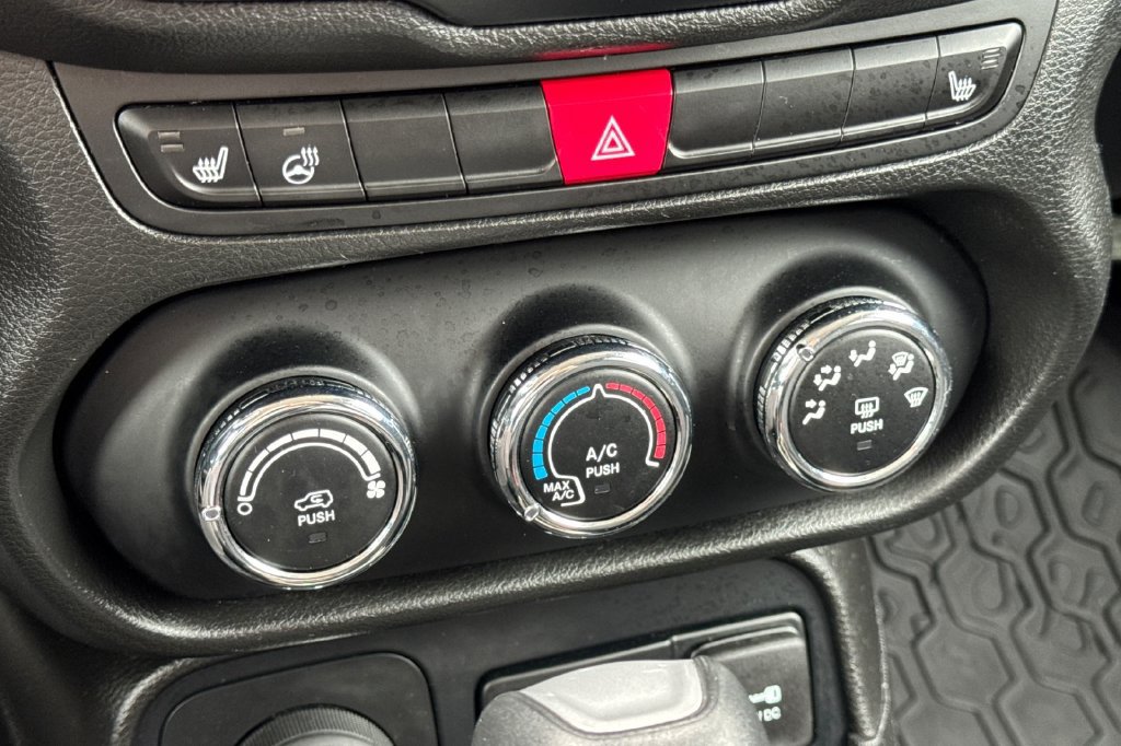 Used 2015 Jeep Renegade Latitude w/ Cold Weather Group II AWD/4WD image 24