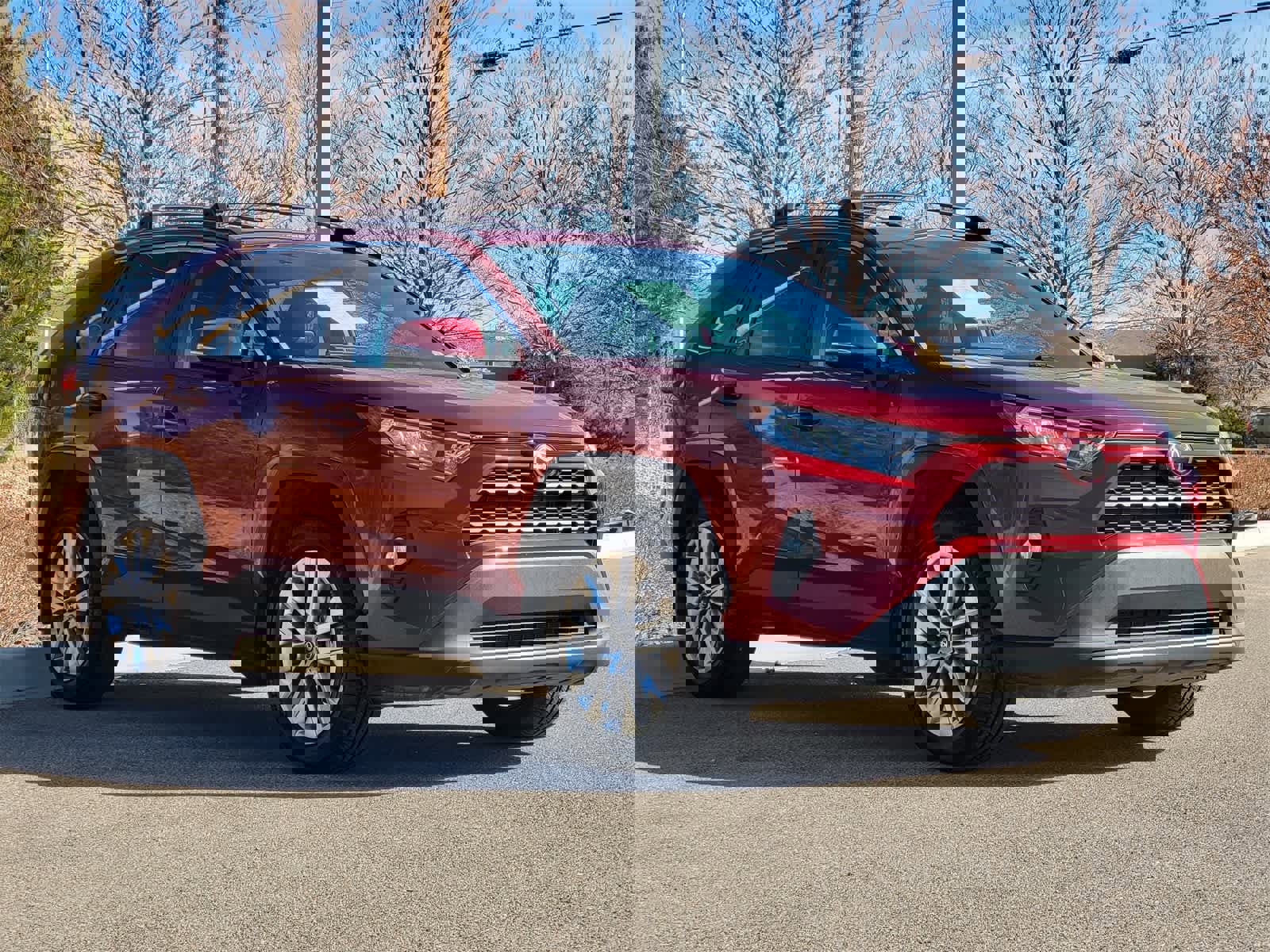 Used 2020 Toyota RAV4 XLE Premium image 3