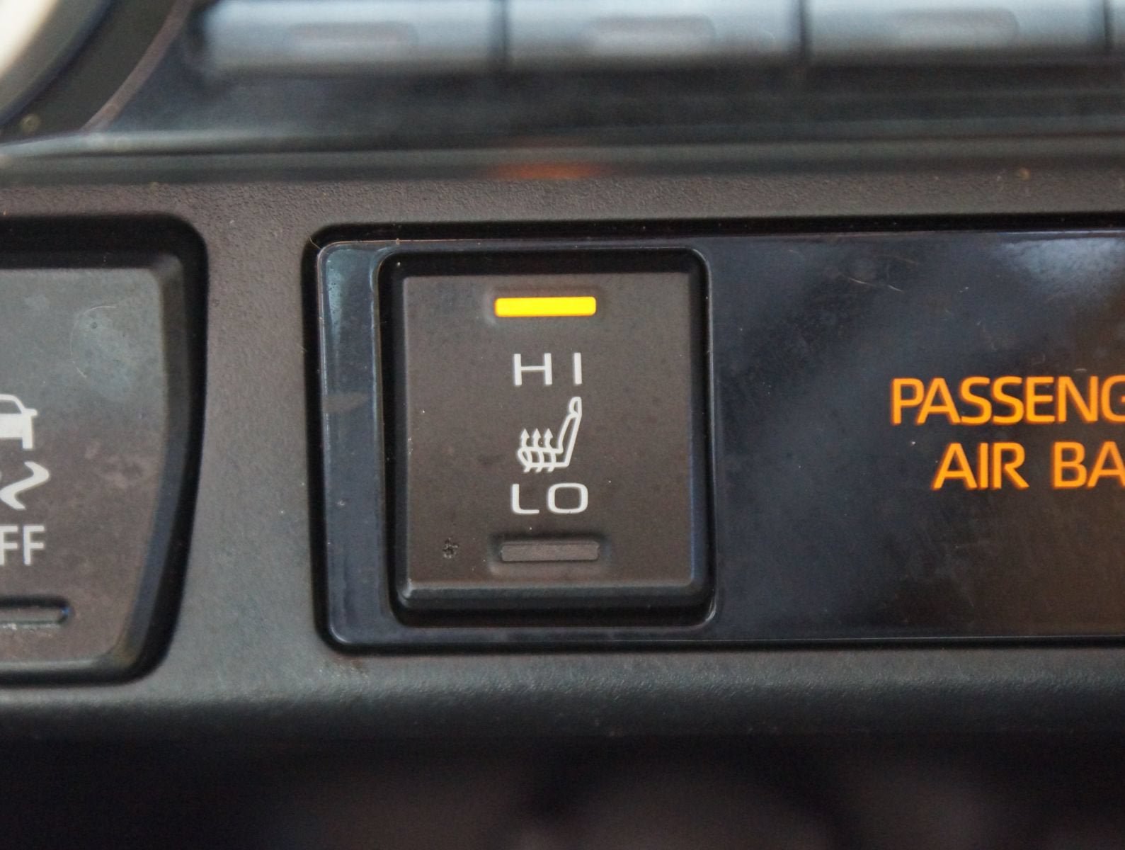 Used 2022 Toyota RAV4 XLE Premium AWD/4WD image 8